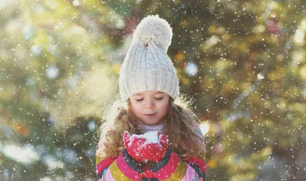 Porträtt Lycklig Liten Flicka Barn Vintern Över Snöig Bakgrund — Stockfoto