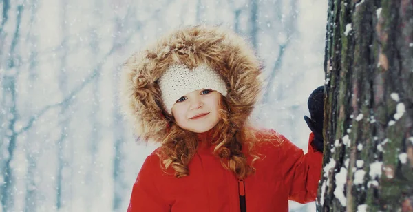 Porträtt Lycklig Liten Flicka Barn Vintern Över Snöig Bakgrund — Stockfoto