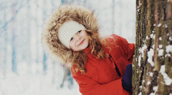 Portrait Heureuse Petite Fille Souriante Enfant Hiver Sur Fond Neigeux — Photo