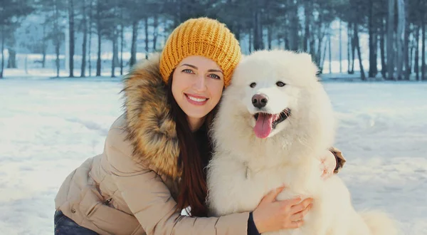 Retrato Feliz Sonriente Joven Propietaria Con Perro Blanco Samoyedo Parque — Foto de Stock