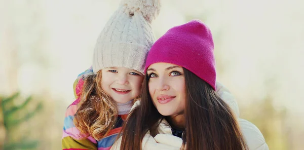 Porträt Einer Glücklich Lächelnden Mutter Und Eines Kleinen Kindes Die — Stockfoto