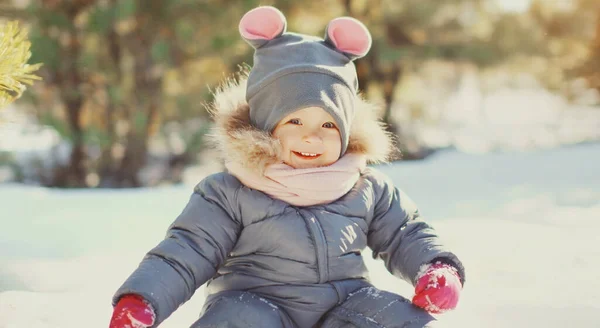 Porträt Des Süßen Glücklichen Kleinen Kindes Winter Vor Verschneitem Hintergrund — Stockfoto