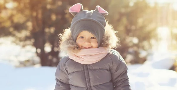 Porträtt Söta Glada Lilla Barn Vintern Över Snöig Bakgrund — Stockfoto