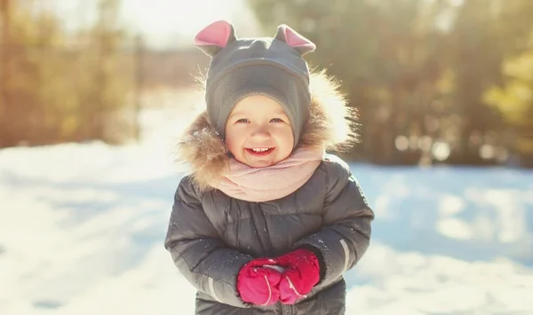 Портрет Милої Щасливої Маленької Дитини Взимку Над Засніженим Тлом — стокове фото