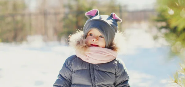 Portré Aranyos Boldog Kisgyermek Télen Több Mint Havas Háttér — Stock Fotó