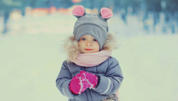 Karlı Arka Planda Kışın Şirin Mutlu Küçük Bir Çocuğun Portresi — Stok fotoğraf
