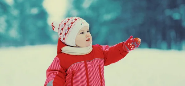 Porträtt Litet Barn Vintern Dag Över Snöig Bakgrund — Stockfoto