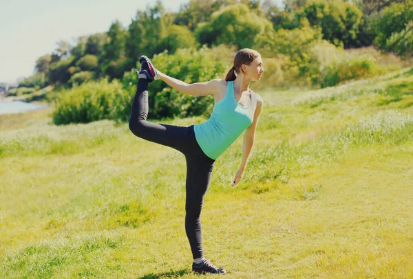 Fitness Vrouw Doet Oefeningen Het Gras Het Zomerpark — Stockfoto