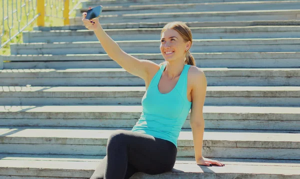 Feliz Sorrindo Jovem Mulher Fitness Tirar Foto Selfie Por Smartphone — Fotografia de Stock