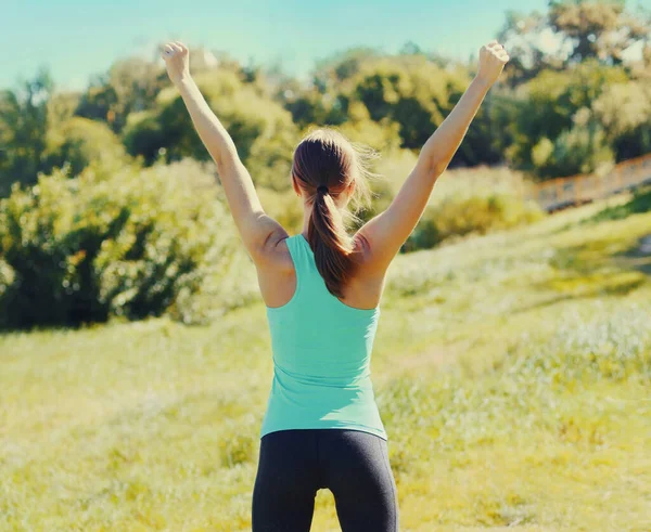 Fitness Mulher Corredor Feliz Desfrutando Após Treinamento Livre Vencedor Corredor — Fotografia de Stock