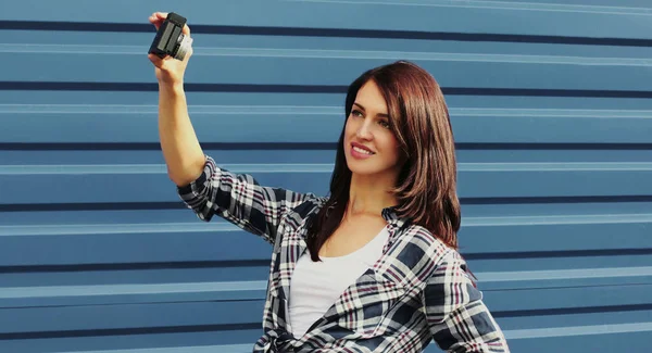 Νεαρή Γυναίκα Που Παίρνει Selfie Φωτογραφία Κάμερα Πάνω Από Ένα — Φωτογραφία Αρχείου