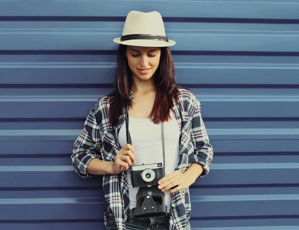 Ritratto Giovane Donna Con Macchina Fotografica Che Indossa Cappello Paglia — Foto Stock