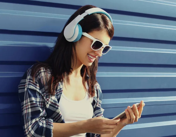 Retrato Jovem Mulher Fones Ouvido Sem Fio Com Telefone Ouvindo — Fotografia de Stock