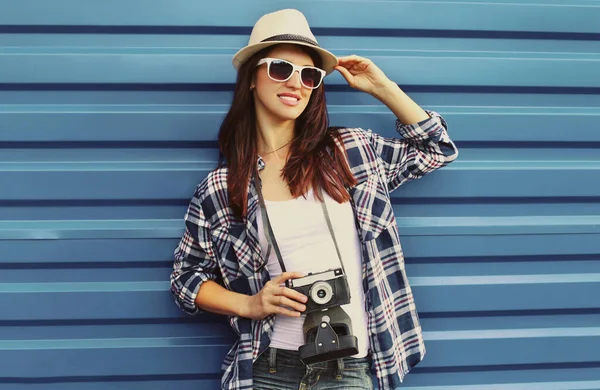 Porträt Einer Jungen Frau Mit Filmkamera Mit Sommerlichem Strohhut Hemd — Stockfoto