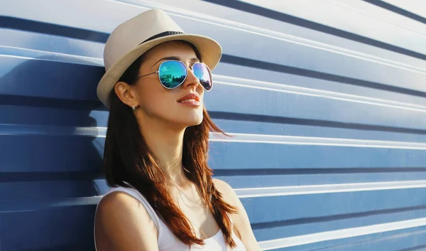 Retrato Uma Jovem Mulher Usando Chapéu Verão Sobre Fundo Azul — Fotografia de Stock