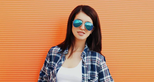 Retrato Mujer Joven Hermosa Casual Sobre Fondo Naranja —  Fotos de Stock