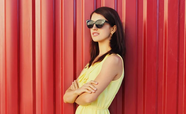 Retrato Bela Jovem Mulher Vestido Amarelo Sobre Fundo Vermelho — Fotografia de Stock