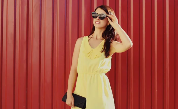 Retrato Bela Jovem Mulher Vestido Amarelo Sobre Fundo Vermelho — Fotografia de Stock