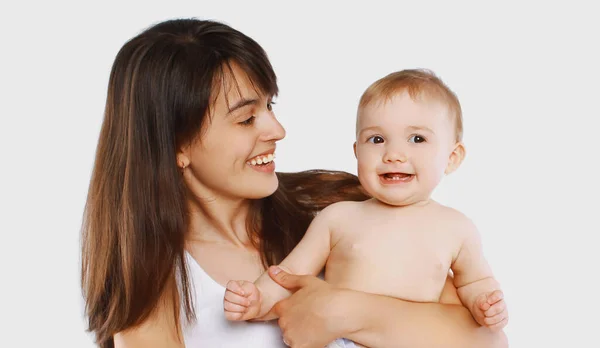 Retrato Madre Sonriente Alegre Bebé Jugando Juntos Sobre Fondo Blanco — Foto de Stock