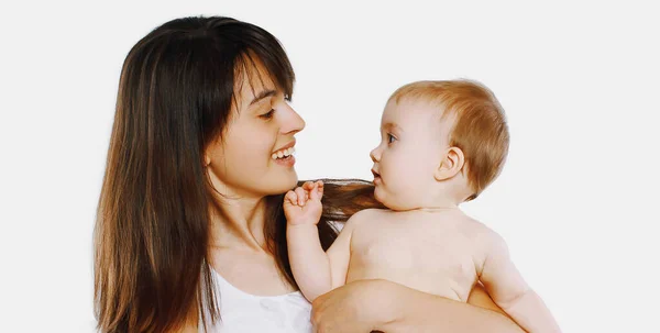 Retrato Madre Sonriente Alegre Bebé Jugando Juntos Sobre Fondo Blanco — Foto de Stock