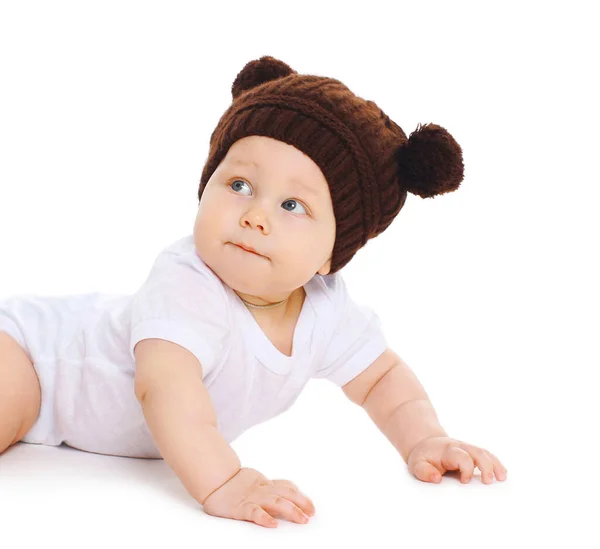 笑容满面的婴儿头戴褐色针织帽子 白底上挂着熊耳的画像 — 图库照片