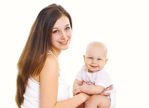 幸せな笑顔の母親と赤ちゃんの肖像画は白い背景の上に一緒に遊んで — ストック写真