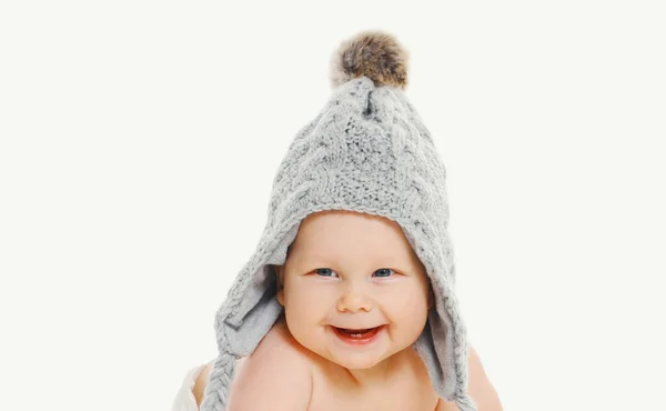 Portret Uśmiechniętego Dziecka Noszącego Białym Tle Szary Kapelusz Dzianiny Zimowej — Zdjęcie stockowe
