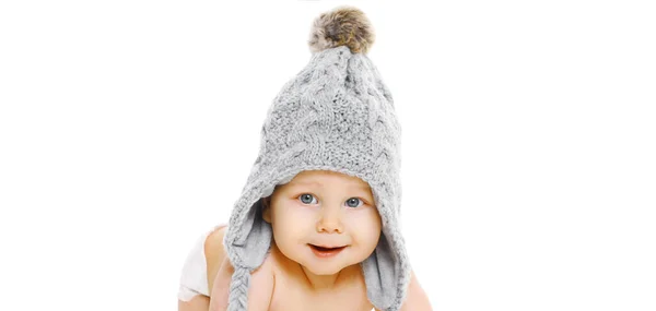 Retrato Bebê Sorridente Feliz Usando Chapéu Cinza Malha Inverno Sobre — Fotografia de Stock