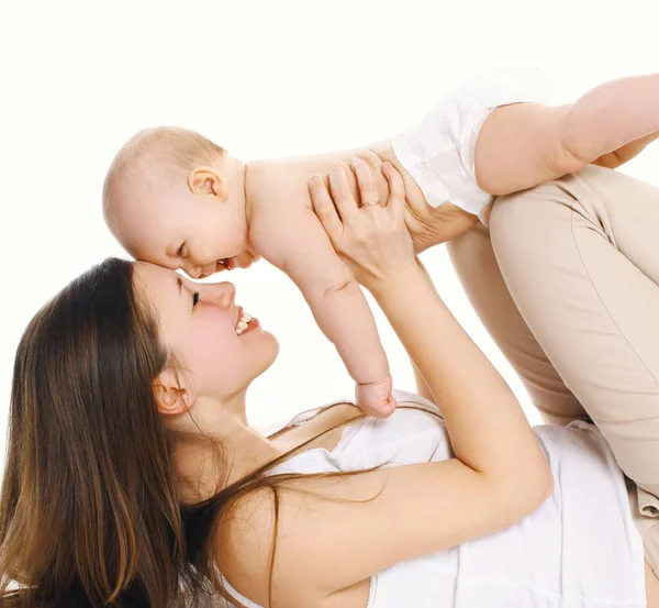 Feliz Sorrindo Mãe Bebê Brincando Juntos Sobre Fundo Branco — Fotografia de Stock