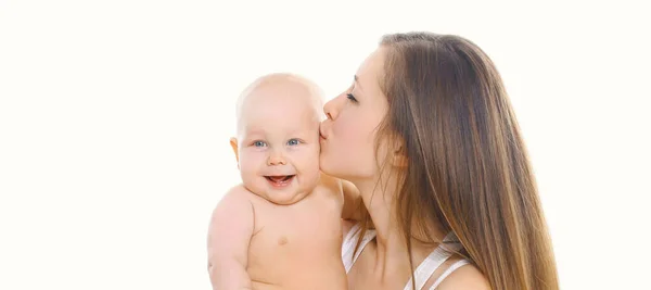 Retrato Mãe Feliz Beijando Seu Bebê Sobre Fundo Branco — Fotografia de Stock