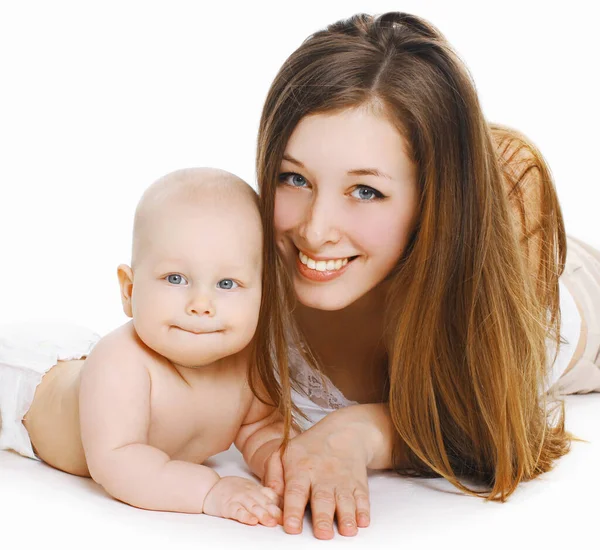 Портрет Щасливої Усміхненої Матері Дитини Грає Разом Білому Тлі — стокове фото