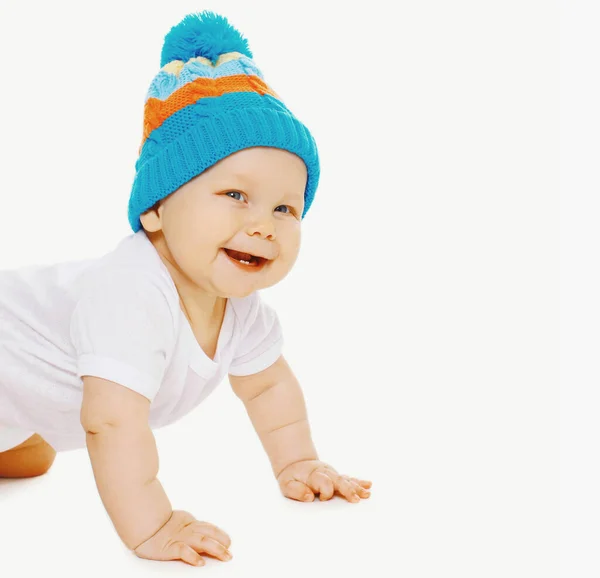 Beyaz Arka Planda Örülmüş Mavi Şapkalı Mutlu Gülümseyen Bir Bebek — Stok fotoğraf