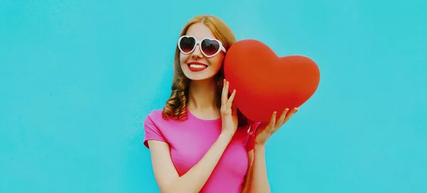 Retrato Una Joven Feliz Sonriente Sosteniendo Globo Rojo Forma Corazón —  Fotos de Stock