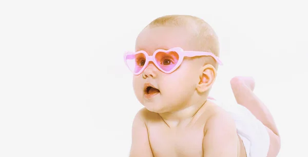 夏のピンクのハート型のサングラスとオムツを身に着けている小さな赤ちゃんの肖像画白い背景の上に離れて見る — ストック写真