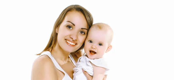 幸せな笑顔の母親と赤ちゃんの肖像画は白い背景の上に一緒に遊んで — ストック写真