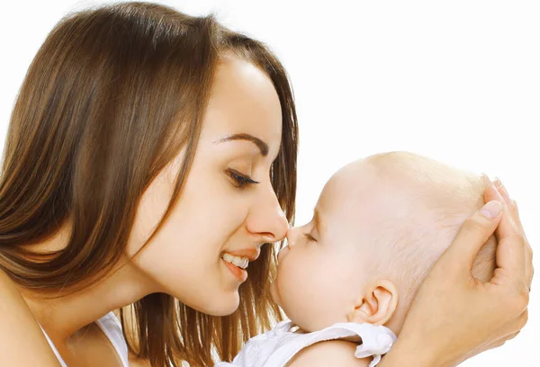 Portré Boldog Anya Fogja Kezét Megcsókolja Kis Alvó Baba Fehér — Stock Fotó