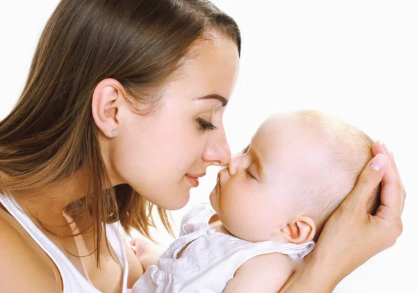 Retrato Mãe Feliz Segurando Mãos Beijando Seu Bebê Dormindo Fundo — Fotografia de Stock