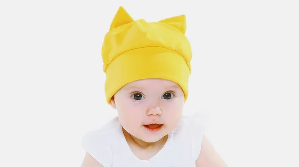 Retrato Close Bebê Bonito Usando Chapéu Amarelo Sobre Fundo Branco — Fotografia de Stock