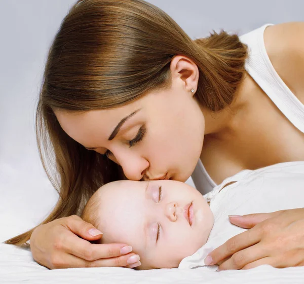 Retrato Cerca Madre Feliz Besando Pequeño Bebé Dormido Acostado Cama —  Fotos de Stock