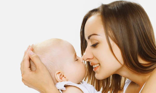 Portré Boldog Anya Fogja Kezét Megcsókolja Kis Alvó Baba Fehér — Stock Fotó