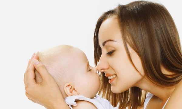 Retrato Mãe Feliz Segurando Mãos Beijando Seu Bebê Dormindo Fundo — Fotografia de Stock