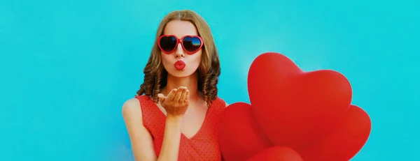 Retrato Mulher Bonita Com Bando Balões Forma Coração Vermelho Soprando — Fotografia de Stock