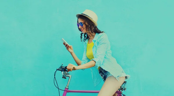 Jovem Feliz Sorrindo Mulher Com Telefone Bicicleta Fundo Azul — Fotografia de Stock