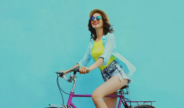 Jovem Feliz Sorrindo Mulher Com Bicicleta Fundo Azul — Fotografia de Stock