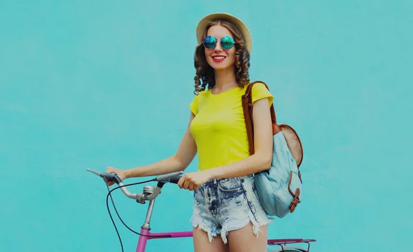 Joyeux Jeune Femme Souriante Avec Vélo Sur Fond Bleu — Photo