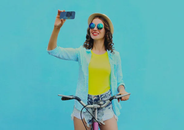 Jovem Feliz Sorrindo Mulher Tirando Foto Selfie Por Smartphone Com — Fotografia de Stock
