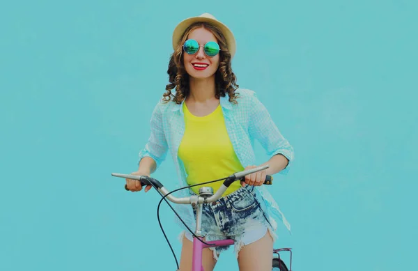 Glücklich Lächelnde Junge Frau Mit Fahrrad Auf Blauem Hintergrund — Stockfoto
