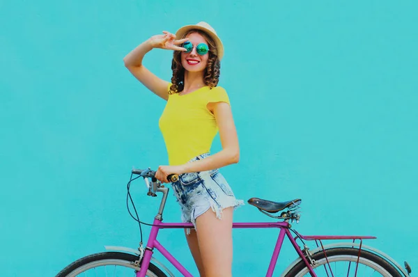 Jovem Feliz Sorrindo Mulher Com Bicicleta Fundo Azul — Fotografia de Stock