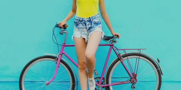 Κοντινό Πλάνο Του Όμορφη Γυναίκα Μοντέλο Σορτς Ποδήλατο Ποζάρουν Μπλε — Φωτογραφία Αρχείου