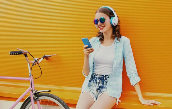 Πορτρέτο Της Χαρούμενης Νεαρής Χαμογελαστής Γυναίκας Τηλέφωνο Ακούγοντας Μουσική Ακουστικά — Φωτογραφία Αρχείου